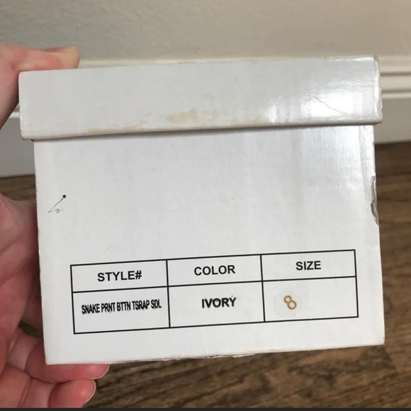 Anthropologie Snakeskin T Strap Sandals Size 8 NIB - Picture 3 of 3